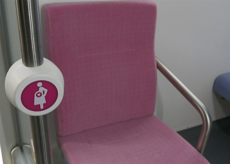 台鐵通勤電車EMU900設有「好孕到」座位區,提供孕婦專屬空間,座位區旁設計可停放嬰兒推車空間,避免推車放於中間走道,使嬰兒車更安全。(台鐵提供)