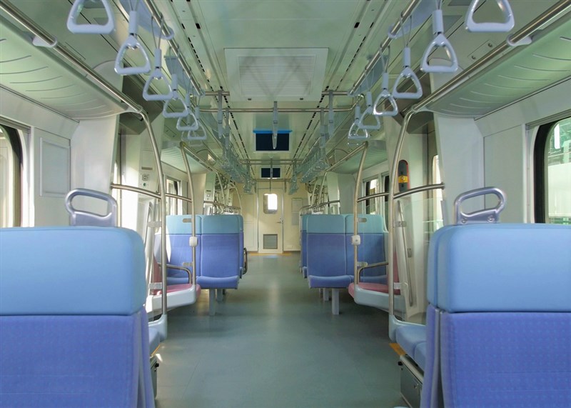 台鐵新型通勤電聯車EMU900車廂整體設計簡潔、明亮又舒適。(台鐵提供)