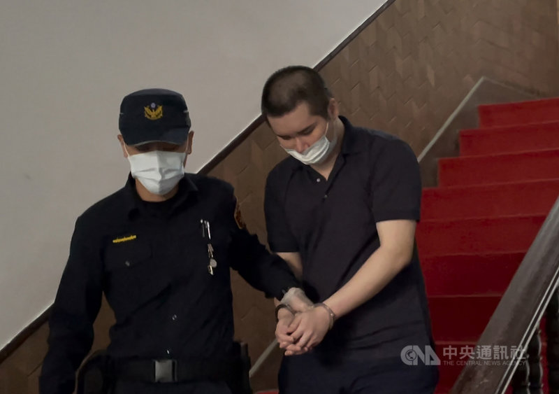 新北市林姓男子(右)去年初與姊姊發生爭執,涉潑汽油在自家彩券行縱火導致母姊1死1傷。全案二審1日開庭,林男表示,很後悔犯下大錯,「乾脆槍斃我好了」。圖為林男訊後還押。中央社記者劉世怡攝 110年4月1日