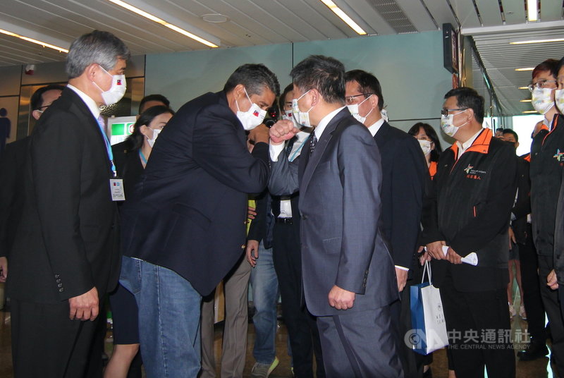 帛琉總統惠恕仁(Surangel Whipps Jr.)(前左2)結束訪台之旅,1日將搭乘班機離台,他上午抵達桃園機場,與在現場視察檢疫站的衛生福利部長陳時中(前左3)碰肘致意。中央社記者葉臻攝 110年4月1日
