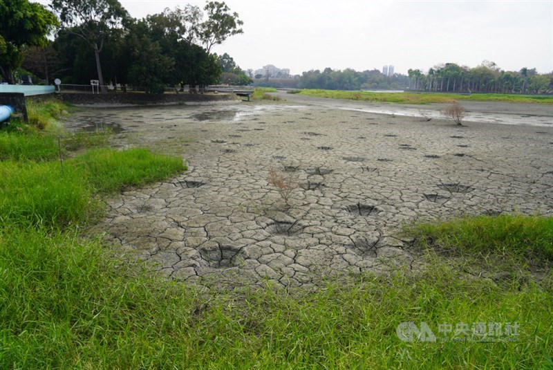 氣象專家吳德榮表示,4日微弱鋒面南下,北部山區及東半部轉有局部短暫雨,對桃園以南的水庫並無貢獻。圖為澄清湖水庫湖底裸露、雜草叢生一景。中央社記者董俊志攝 110年3月30日