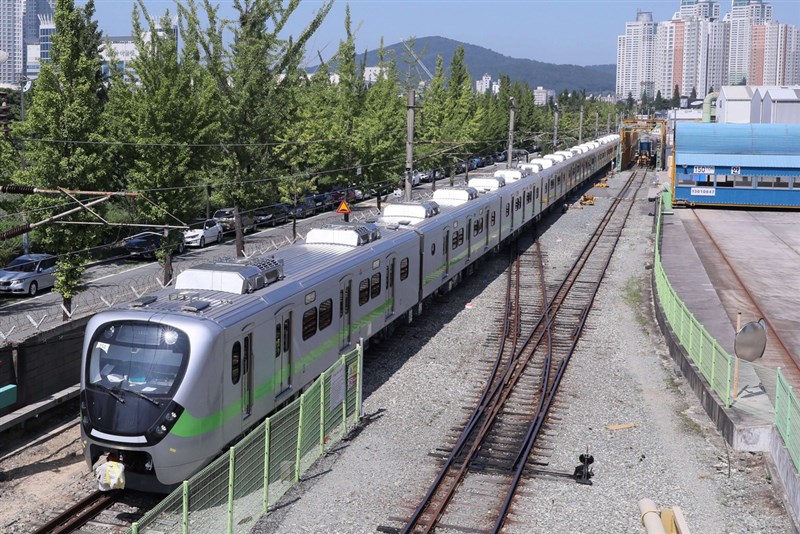 台鐵EMU900型通勤電聯車1日首航,總統蔡英文致詞表示,EMU900型的電聯車被稱作是最美區間車,不只是內裝舒適、溫馨和美觀,車頭燈點亮後就像是一張正在微笑的臉。(台鐵局提供)