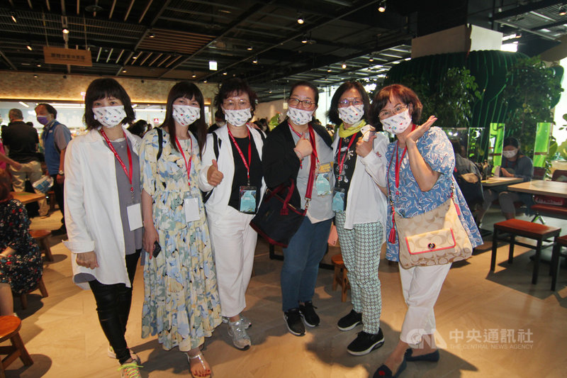 台灣、帛琉旅遊泡泡首發團將在1日下午起航，旅客稍早已分批逐團核酸（PCR）檢測。圖為新光人壽招待的菁英員工旅遊團，她們表示最期待水母湖浮潛。中央社記者葉臻攝 110年4月1日