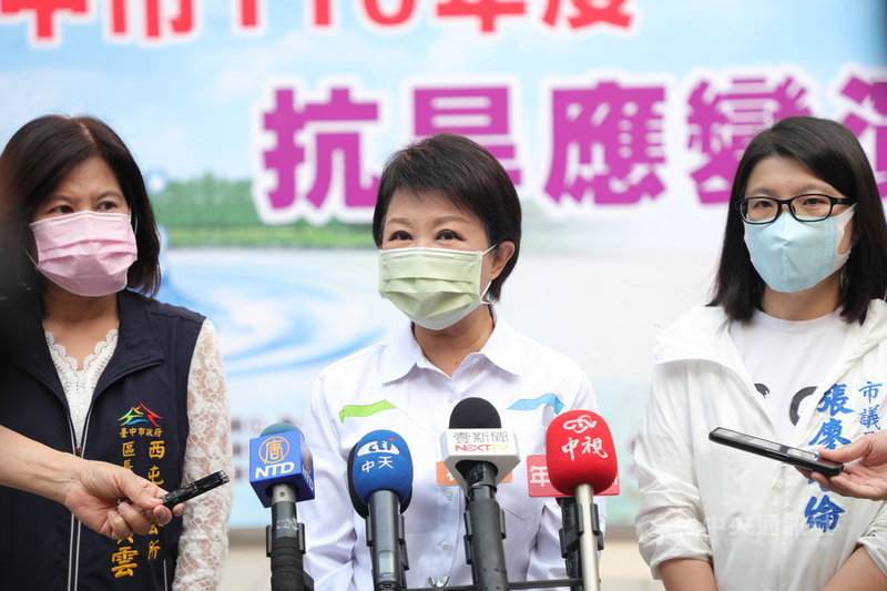 台中市西屯區公所1日在福壽宮舉行抗旱應變演練,市長盧秀燕(中)到場視察,並呼籲市民珍惜資源,節約用水。中央社記者郝雪卿攝 110年4月1日