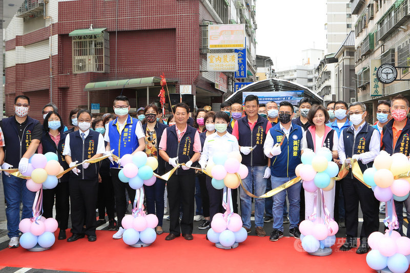 台中市建設局表示,西屯區中康街至北屯區同榮路239巷打通工程位於兩區交界,長度約70公尺、寬度12公尺,自109年11月開工、今年農曆年前完工,1日舉行通車典禮,市長盧秀燕(中白衣者)親自出席剪綵。中央社記者郝雪卿攝 110年4月1日