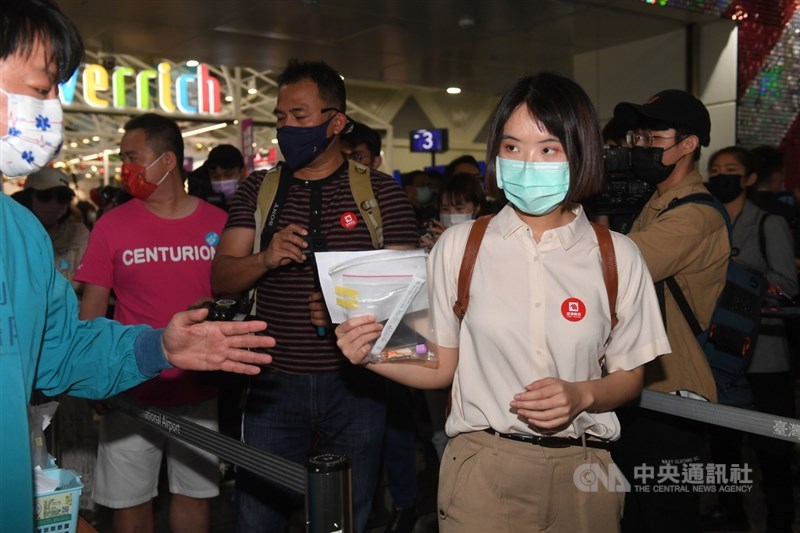 台灣、帛琉旅遊泡泡首發團1日下午起航，旅客上午9時開始分批逐團採。中央社記者施宗暉攝 110年4月1日