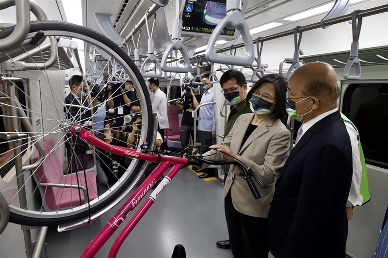 被譽為台鐵「最美區間車」的EMU900型電聯車1日在基隆火車站南站舉行首航儀式,總統蔡英文(前右2)、行政院長蘇貞昌(前右)及交通部長林佳龍(前右3)等人出席,也到車廂內參觀自行車架等設施。(總統府提供)中央社記者王朝鈺傳真 110年4月1日