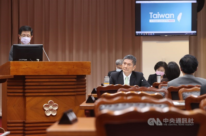 立法院1日邀請文化部長李永得(右2)列席就「發展國際影音串流平台與空總台灣當代文化實驗場(C-LAB)進度規劃與展望」進行專題報告,中央社社長張瑞昌(左)說明國際影音平台前導計畫執行成果,並播放國際影音平台前導計畫的影片。中央社記者鄭傑文攝 110年4月1日