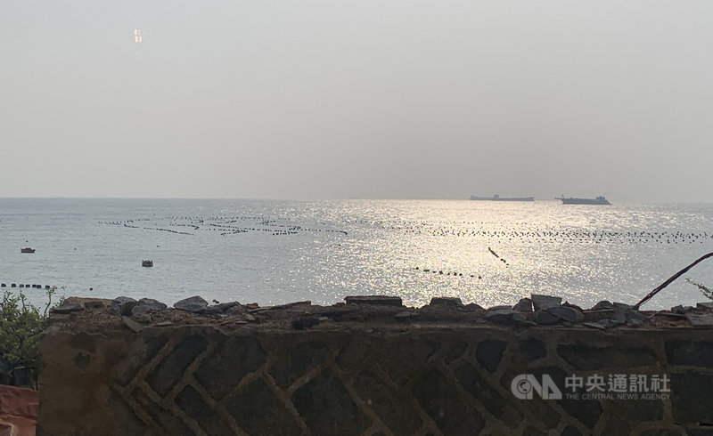 海巡署與馬祖海巡隊聯合大型巡防艦及特勤人員,擴大掃蕩越界中國漁船、抽砂船等,讓馬祖禁限制水域周邊抽砂船大幅減少。中央社記者邱筠攝 110年4月1日