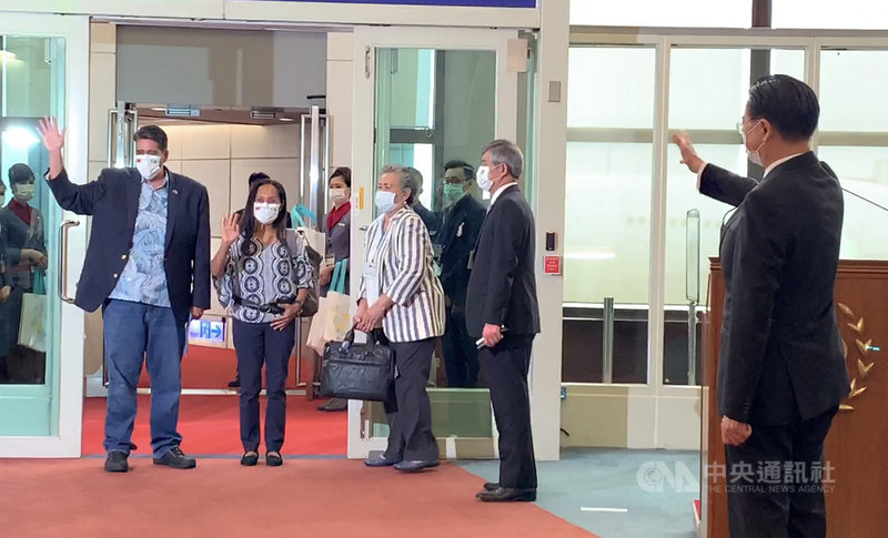 帛琉總統惠恕仁(Surangel Whipps Jr.)(前左)1日結束訪台之旅,下午與台灣、帛琉旅遊泡泡首發團搭乘同班飛機一起飛往帛琉,外交部長吳釗燮(右)到場送機,惠恕仁在登機前向眾人揮手告別。中央社記者葉臻攝 110年4月1日