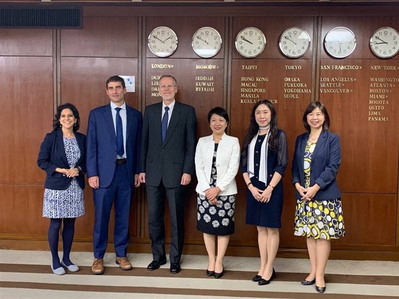 外交部表示,台灣及美國3月30日舉行視訊會議。圖為外交部主任秘書徐儷文(右3)、美國在台協會台北辦事處處長酈英傑(左3)、外交部國際組織司司長吳尚年(右2)及其他在台線上與會者合影。(圖取自外交部網頁www.mofa.gov.tw)