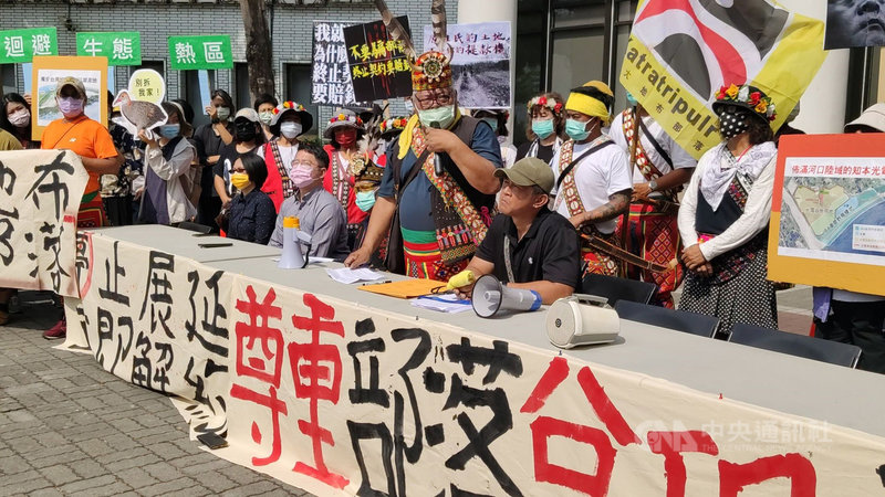 台東知本光電案,開發預定地的台東縣卑南族卡大地布部落羅法尼耀、瑪法琉、巴卡魯固3大家族的拉罕(頭目)1日帶領族人和環保團體到台東縣政府,要求縣府即刻起終止「知本光電」案的契約。中央社記者盧太城台東攝 110年4月1日