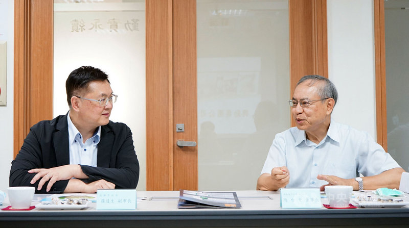 深耕高雄42年的興勤電子109年宣布,將在楠梓科技產業園區加碼投資新台幣20億元擴建新廠,高雄市副市長羅達生(左)3月31日偕高雄市經濟發展局前往拜訪,與興勤電子董事長隋台中(右)深入交流。(高市經發局提供)中央社記者侯文婷傳真 110年4月1日