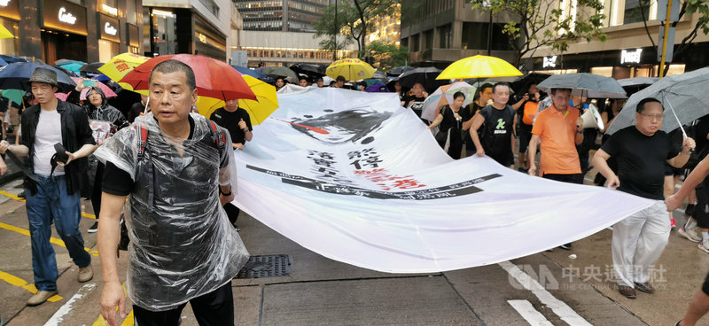 香港壹傳媒集團創辦人黎智英等7人因為前年8月18日參加「反送中」集會遊行,1日被法院裁定組織及參與非法集結罪成;圖為黎智英(前)當天走在示威隊伍前頭。(資料圖片)中央社記者張謙香港攝 110年4月1日