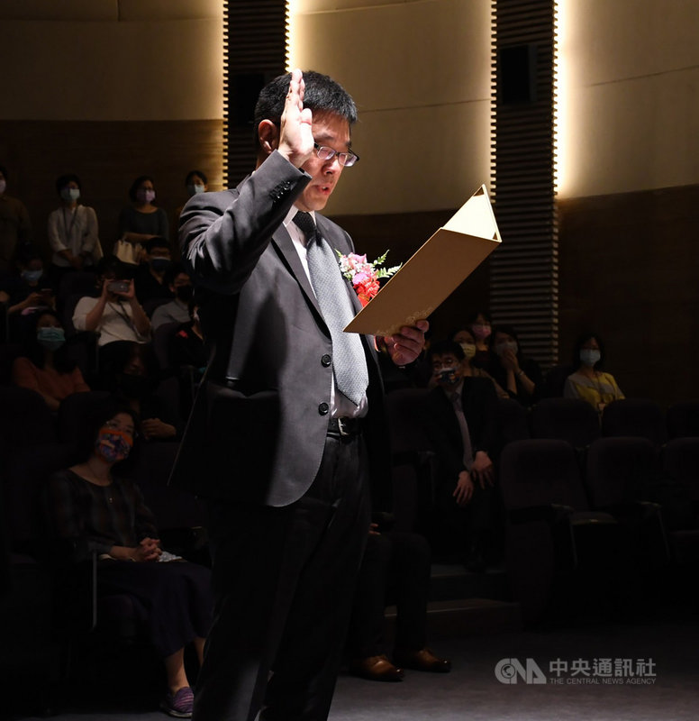 文化部借調中央研究院台灣史研究所副研究員兼副所長張隆志,接任國立台灣歷史博物館館長,1日正式宣誓就職。(台灣歷史博物館提供)中央社記者張榮祥台南傳真 110年4月1日