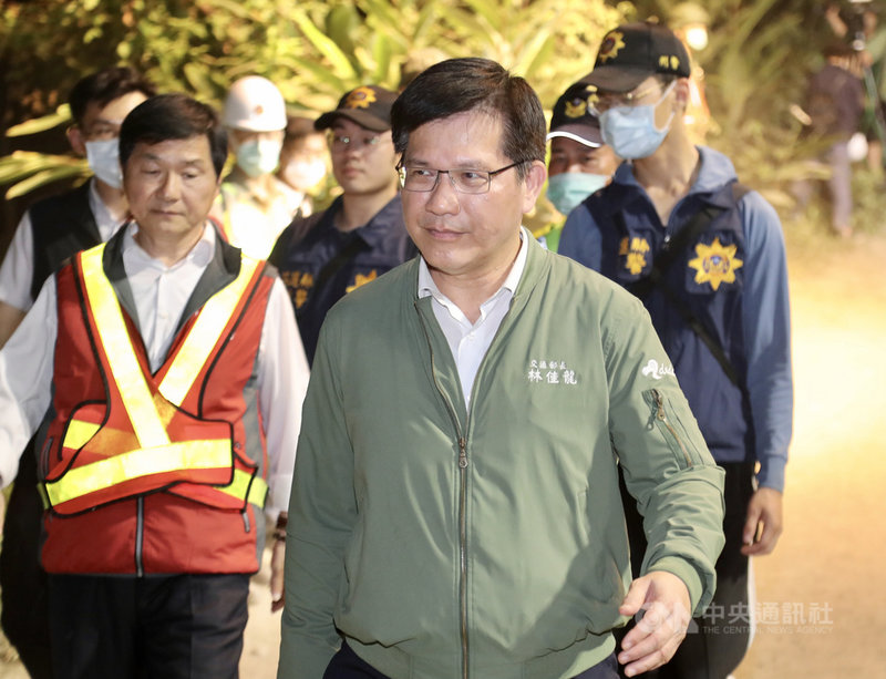 台鐵太魯閣號事故釀嚴重死傷,交通部長林佳龍(前右)2日晚間表示,第2次的搜救晚上已告一段落,接著將交由檢察官和運安會進行、完成蒐證,然後將交給台鐵進駐進行工程搶修,包括已破壞的鋼軌、枕木搶修及拖出毀損車廂,台鐵機具及人員都已在場待命。中央社記者張皓安攝 110年4月2日