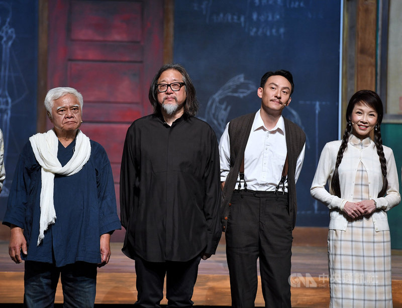 表演工作坊劇作「江/雲.之/間」由演員張震(右2)攜手蕭艾(右)詮釋一對被時代拆散的情人;著名歌手胡德夫(左)於演出時也將同時在舞台上演唱,編導賴聲川(左2)盼藉此向原著「暗戀桃花源」的複式結構致敬。中央社記者王飛華攝 110年4月2日