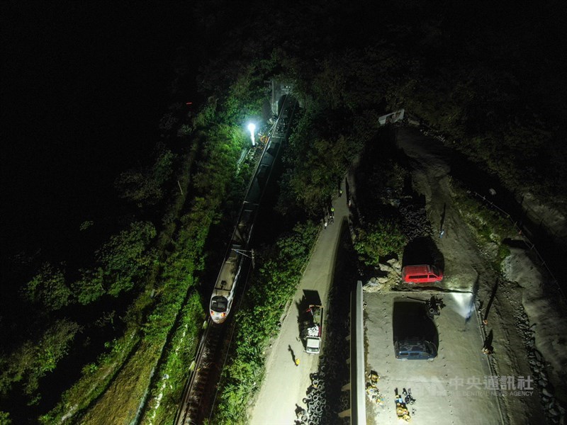 台鐵408次太魯閣號2日在花蓮大清水隧道出軌釀50死慘劇,為40年來最嚴重台鐵事故;晚間搜救已暫告一段落,後續將進行事故原因調查蒐證及軌道搶通工程等。圖為深夜事故現場仍有人員持續相關作業。中央社記者吳家昇攝 110年4月2日