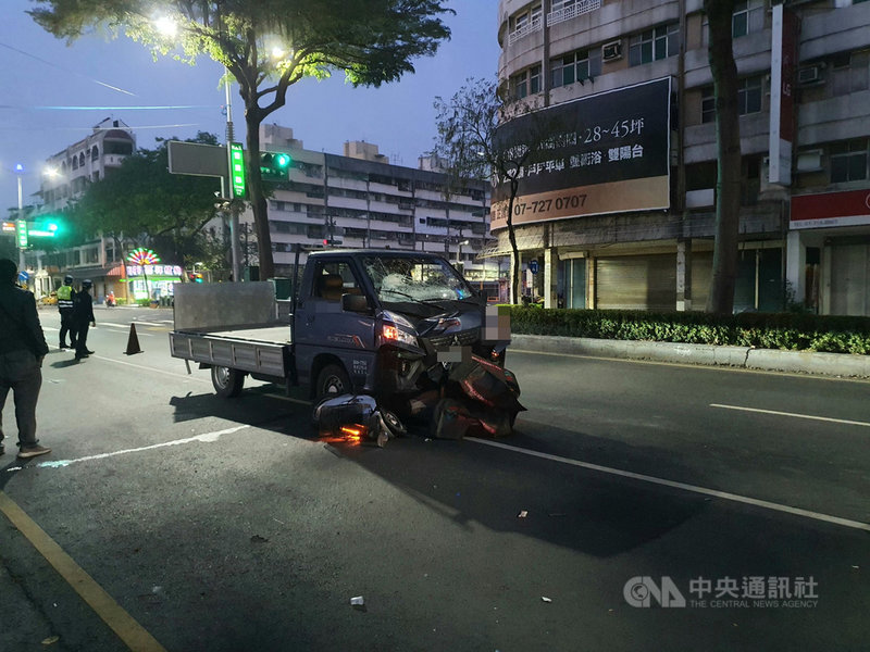 高雄市鳳山區中山西路與澄清路路口2日清晨4時30分許發生交通事故,一名送報生騎機車行經澄清路要左轉中山西路時與貨車相撞,被撞飛到數公尺外,機車則卡在貨車下。傷者送醫院搶救,仍傷重不治。(鳳山分局提供)中央社記者侯文婷傳真 110年4月2日