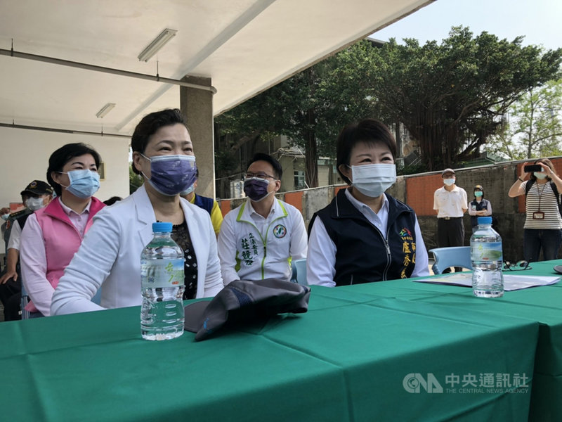 苗栗、台中地區6日將實施「供5停2」分區供水措施,經濟部長王美花(前左)、台中市長盧秀燕(前右)2日上午到自來水公司視察。中央社記者趙麗妍攝 110年4月2日