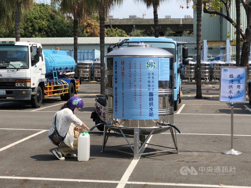 苗栗、台中地區6日實施「供5停2」分區供水措施,經濟部2日舉行現場抗旱演練,台中市民到供水站取水。中央社記者趙麗妍攝 110年4月2日