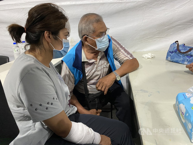 台鐵太魯閣號出軌意外釀重大死傷,倖存者鍾惠美(左)2日晚間受訪表示,她和丈夫及兒女一家4口搭車要到花蓮玉里,因買不到座位,只好買站票,事發當時丈夫、兒子都被行李和鐵板壓住,當場無呼吸心跳,女兒也被壓在最底下。中央社記者李先鳳攝 110年4月2日