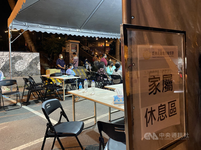 台鐵太魯閣號408次列車2日在花蓮清水隧道疑遭滑落工程車砸中而出軌,造成重大傷亡;晚間9時許台鐵最新訊息指出,死亡人數為50人。目前在花蓮市殯儀館外設有家屬休息區,不少尚未聯繫上親人的民眾心急如焚。中央社記者李先鳳攝 110年4月2日