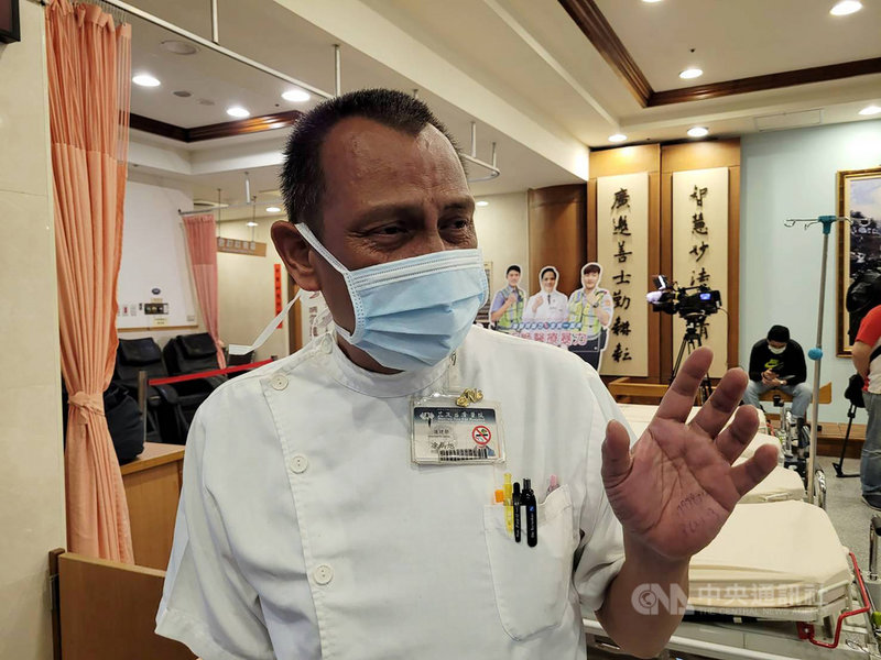 台鐵408次太魯閣號2日發生出軌意外,死傷慘重。本身也是花蓮縣消防局特搜隊醫療組的花蓮慈濟醫院護理師凃炳旭獲報後趕赴現場協助,克服地形限制順利進入車廂內救人。中央社記者沈如峰花蓮縣攝 110年4月2日