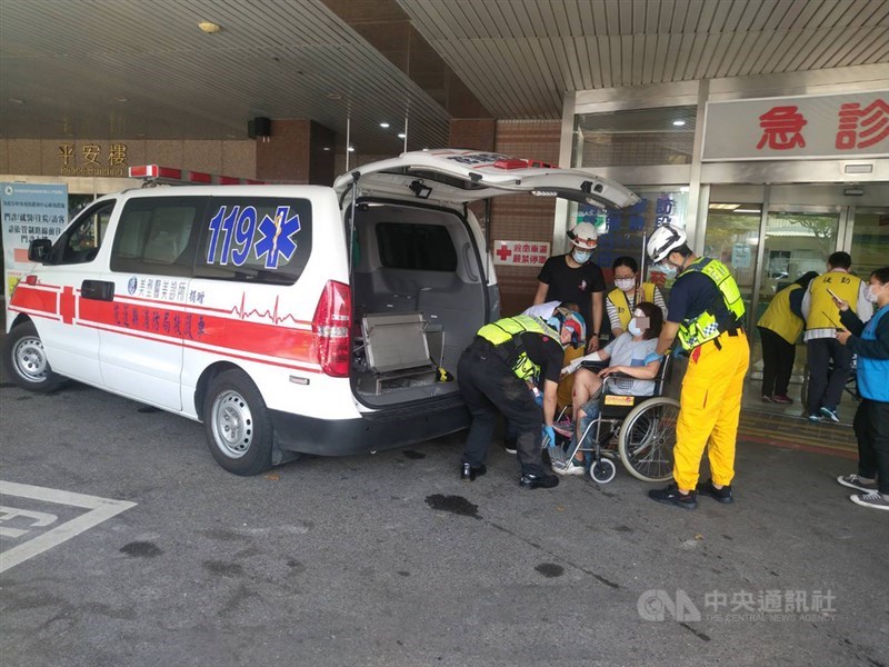 台鐵太魯閣號2日上午在花蓮大清水隧道疑似遭工程車砸中發生出軌意外,造成列車扭曲傾斜,多人輕重傷,負責收治患者的4家第一線急救責任醫院分別為花蓮慈濟、花蓮門諾、花蓮國軍醫院以及衛福部立花蓮醫院。中央社記者李先鳳攝 110年4月2日