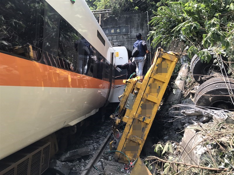 台鐵太魯閣號408車次(樹林往台東)2日上午在花蓮縣大清水隧道發生事故;目前1至4節車廂已全數救出,5至8車廂因變形無法順利進入,持續搶救中。中央社記者張祈攝 110年4月2日