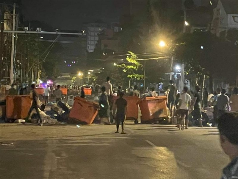 緬甸軍警8日深夜以大批人力包圍仰光三橋區,逐戶搜查民宅以逮捕抗議示威人士,仰光其餘地區的民眾無懼宵禁命令,紛紛湧上街頭,表達對軍警行動的不滿。(緬甸民眾提供)