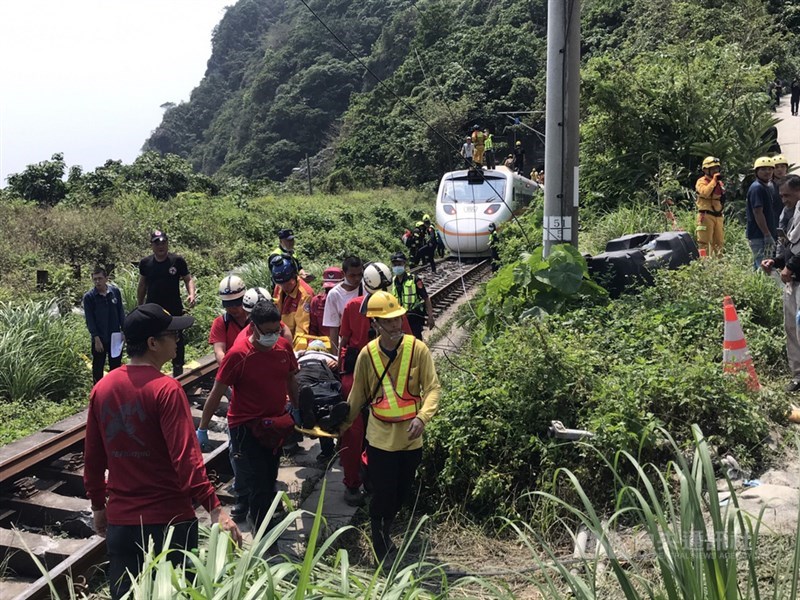 台鐵太魯閣號2日出軌,重傷乘客被陸續抬出。交通部長林佳龍、內政部長徐國勇協調各部會與地方政府搶救災單位全力支援搶救。中央社記者張祈攝 110年4月2日