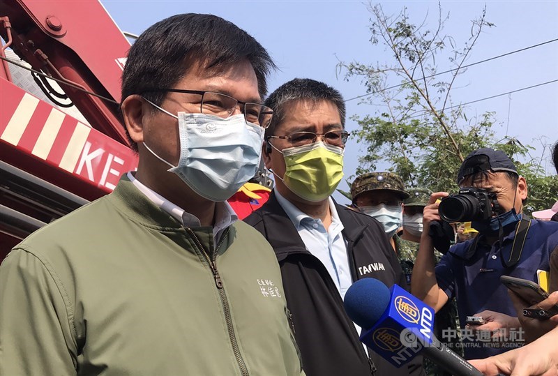 台鐵太魯閣號408車次在花蓮清水隧道出軌事故釀重大死傷,交通部長林佳龍(左)2日下午與內政部長徐國勇(左2)趕赴救災現場。林佳龍受訪強調,以救人為第一,並感謝內政部消防署、空勤總隊、特搜隊在第一時間到現場搶救。中央社記者張祈攝 110年4月2日