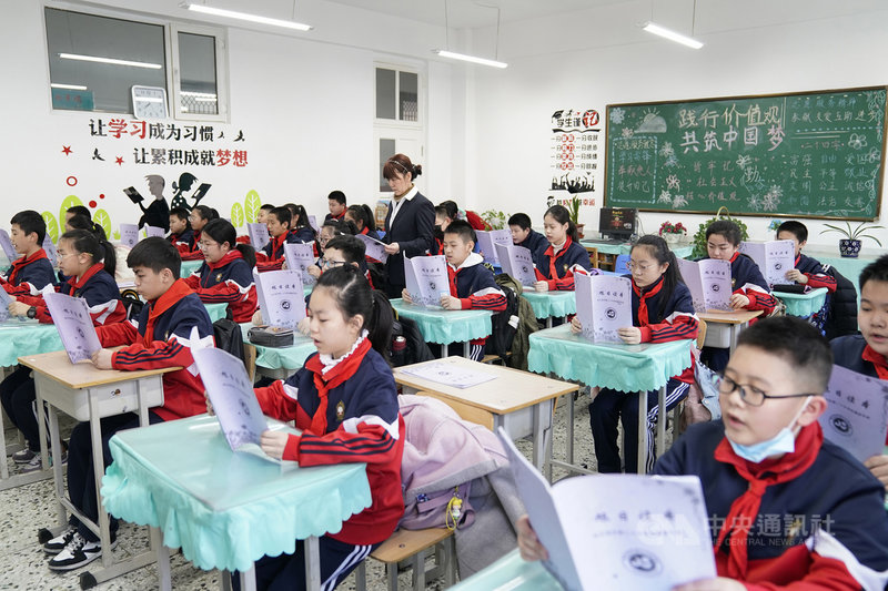 中國教育部2日宣布,為保證中小學生享有充足睡眠時間,近日已下發通知明定,小學生每天睡眠時間應達到10小時。圖為3月11日,哈爾濱一所小學的學生進行課前晨讀。(中新社提供)中央社 110年4月2日