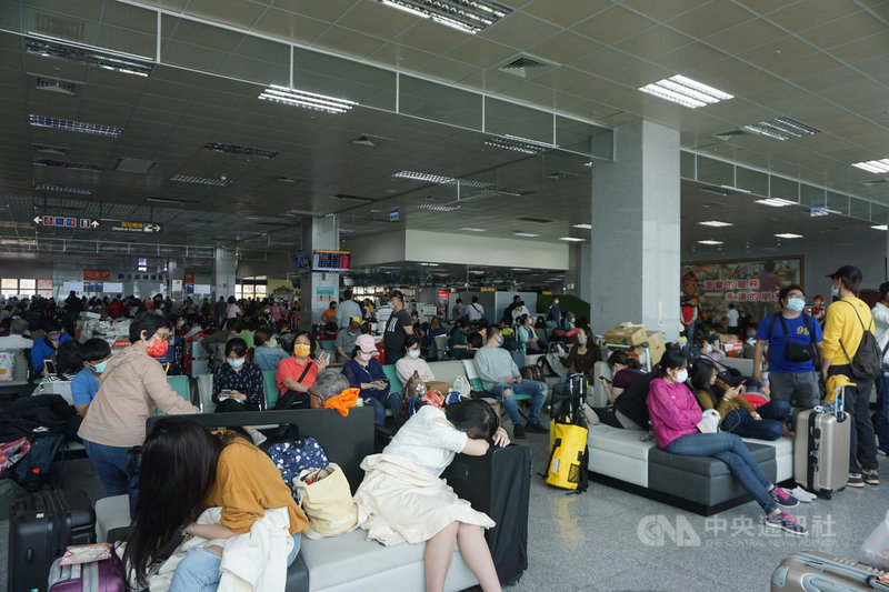 清明連假登場,金門航空站表示,2日受濃霧影響,機場跑道能見度不足,只在中午近1時到1時30分,以及傍晚6時30分起降了5個班次,其他班機全部取消,其中包括4架次折返。圖為尚義機場內擠滿等待候補的旅客。中央社記者黃慧敏攝 110年4月2日