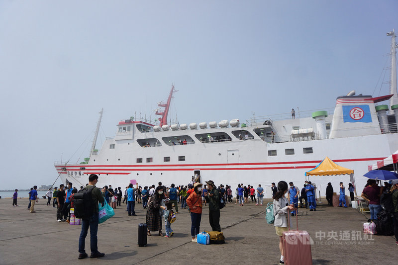 清明連續假期2日展開,但金門地區受連日濃霧影響,空運受阻;金門縣政府除清明專船金門快輪外,另再協調合富快輪和雲豹輪聯手疏運旅客。中央社記者黃慧敏攝 110年4月2日