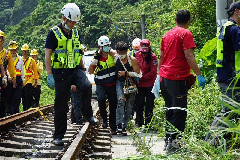 台鐵太魯閣號408車次(樹林往台東)2日上午在花蓮縣大清水隧道發生出軌事故,造成車廂脫節變形,多人受困。消防人員協助傷者脫困,送醫救治。中央社記者張祈攝 110年4月2日