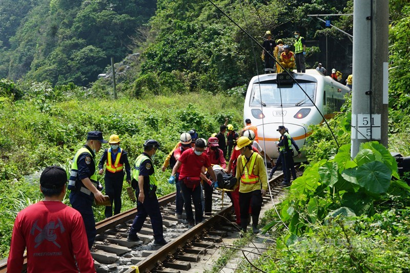 台鐵太魯閣號408車次(樹林往台東)2日上午在花蓮縣大清水隧道發生出軌事故,造成車廂脫節變形,多人受困。消防人員以接力方式將傷者自隧道內救出。中央社記者張祈攝 110年4月2日