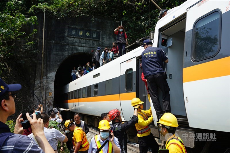台鐵太魯閣號408車次(樹林往台東)2日上午在花蓮縣大清水隧道發生出軌事故,造成車廂脫節變形,多人受困。列車上沒有受傷的乘客沿著車廂頂陸續走出。中央社記者張祈攝 110年4月2日