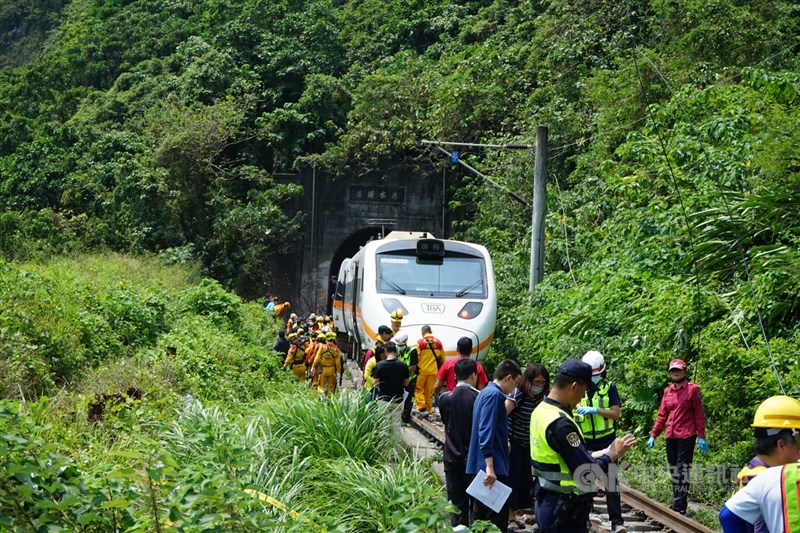 台鐵太魯閣號408車次(樹林往台東)2日上午在花蓮縣大清水隧道發生出軌事故,造成車廂脫節變形,多人受困。消防人員在現場全力搶救,並協助將傷者送醫。中央社記者張祈攝 110年4月2日