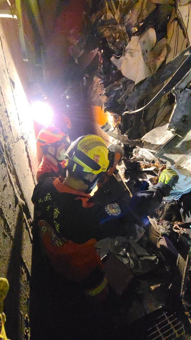 台鐵太魯閣號408車次2日上午在花蓮縣大清水隧道發生出軌事故,新北市消防局派遣人車到場支援。(新北市消防局提供)中央社記者沈佩瑤傳真 110年4月2日