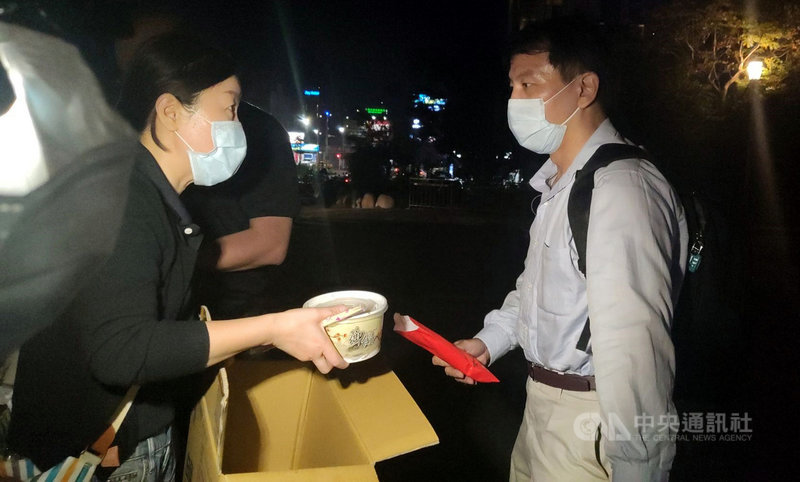 台鐵408次太魯閣號2日上午在花蓮大清水隧道發生嚴重出軌意外,多名劫後餘生的台東旅客晚間回到家鄉仍驚魂未定。台東縣長饒慶鈴率縣府團隊人員送上豬腳麵線等,讓旅客們壓壓驚。中央社記者盧太城台東攝 110年4月2日