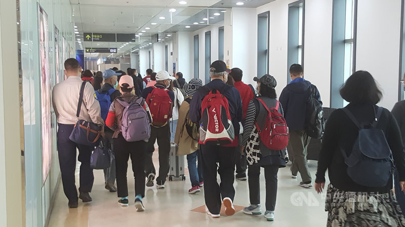 清明連假首日,2日台澎海空交通疏運順利,有不少民眾返鄉掃墓及出遊。中央社 110年4月2日