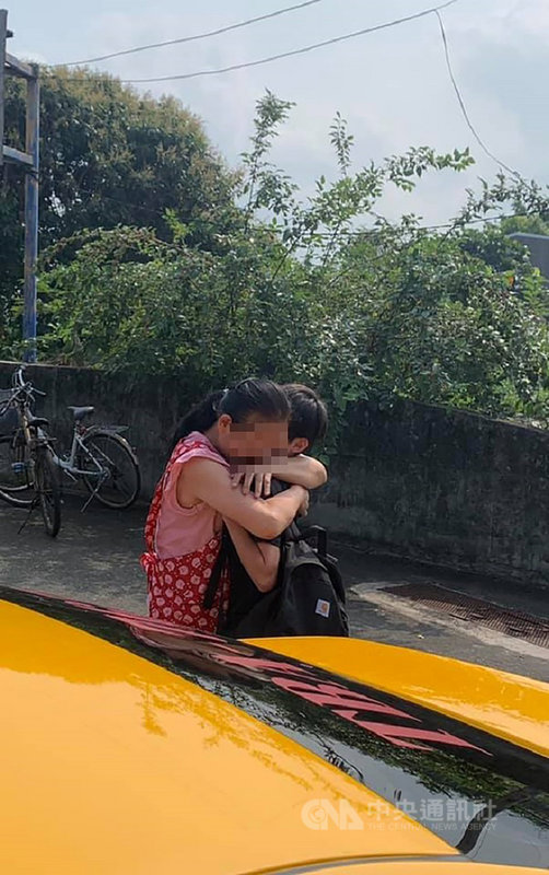 台鐵408次太魯閣號2日上午發生重大事故,死傷慘重。計程車司機楊宜中事後協助載送一對乘客父子回花蓮吉安與家人團聚,抵達後,母親隨即衝出,緊緊將孩子抱進懷中。(楊宜中提供)中央社記者蕭博陽花蓮縣傳真 110年4月2日