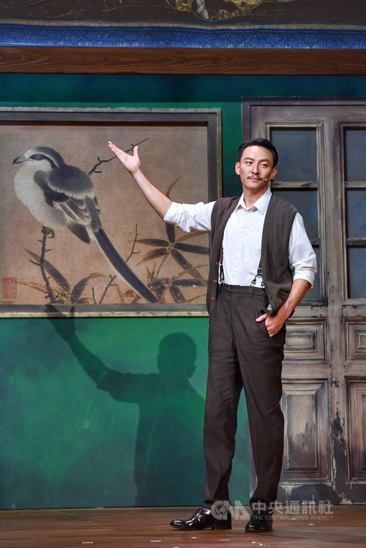 表演工作坊新劇「江/雲.之/間」以昔時經典「暗戀桃花源」裡「暗戀」的主角江濱柳與雲之凡為劇中人物,2日在國家戲劇院進行彩排,圖為藝人張震飾演江濱柳一角。中央社記者王飛華攝 110年4月2日