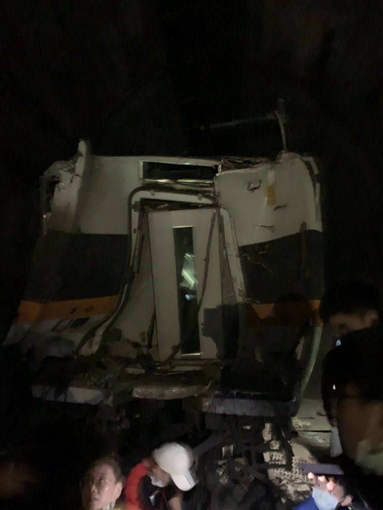 台鐵408次樹林開往台東的太魯閣號列車2日在花蓮大清水隧道出軌,車廂扭曲變形卡在隧道內。(台鐵提供)中央社記者盧太城台東傳真 110年4月2日