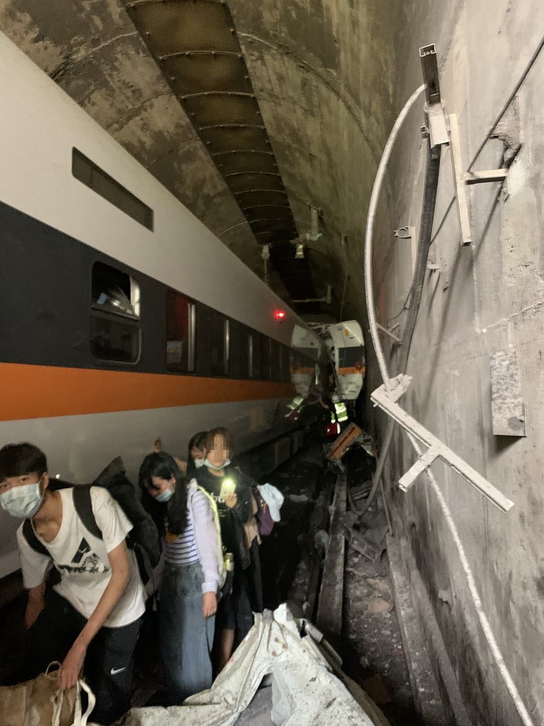 清明連假首日,2日上午9時多從樹林發車至台東的408次太魯閣號行經花蓮秀林鄉和仁路段,即大清水隧道內發生事故,第2、3車出軌、3至8車仍在隧道。(消防署提供)中央社記者劉建邦傳真 110年4月2日