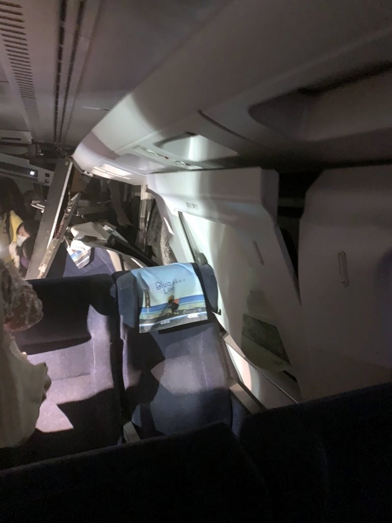 台鐵408次從樹林發車至台東的太魯閣號2日在花蓮大清水隧道出軌,現場有人員受困在隧道內。(民眾提供)中央社記者盧太城台東傳真 110年4月2日