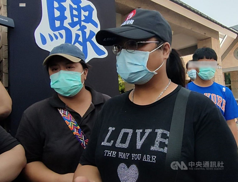 在台鐵太魯閣號出軌事故中罹難的台東長濱人李家興，遺體已於3日清晨送回台東，李家興妻子（左）和胞姊（前右）引領遺體回家。李妻受訪表示，丈夫在事發當下推她一把，「救了我，卻救不了自己」。中央社記者盧太城台東攝　110年4月3日