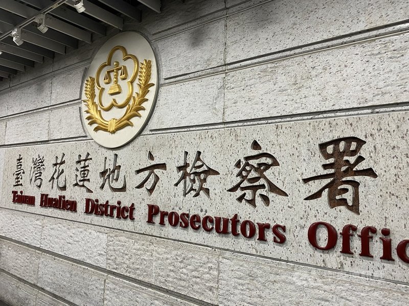 台鐵太魯閣號2日在花蓮清水隧道疑遭工程車砸中而出軌,造成50人罹難,涉肇事的義祥工業社負責人李義祥被帶到花蓮地檢署偵訊,已停止夜訊,李情緒激動。中央社記者李先鳳攝 110年4月3日